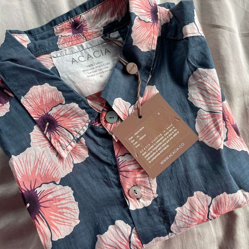 Acacia MENS  Hibiscus Top BNWT